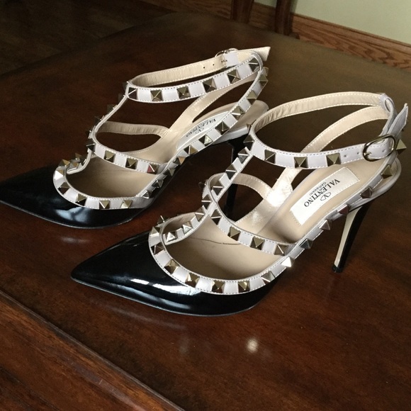 Valentino Garavani Shoes - VALENTINO GARAVANI Rockstud T-Strap Pump  New